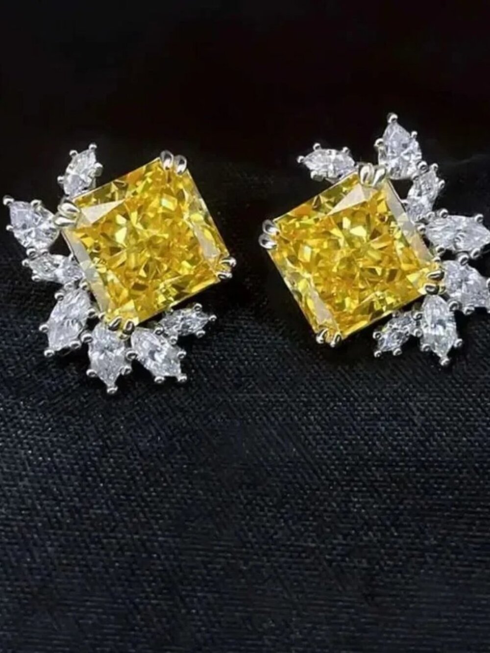 Yellow Gemstone Stud Earrings Q553